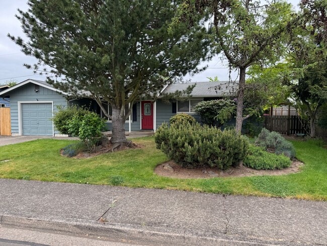 Building Photo - Discover this well-maintained 3-bedroom, 2-bath home in Eugene, OR.