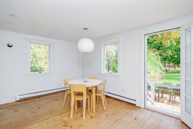 Building Photo - 706 Springs Fireplace Rd