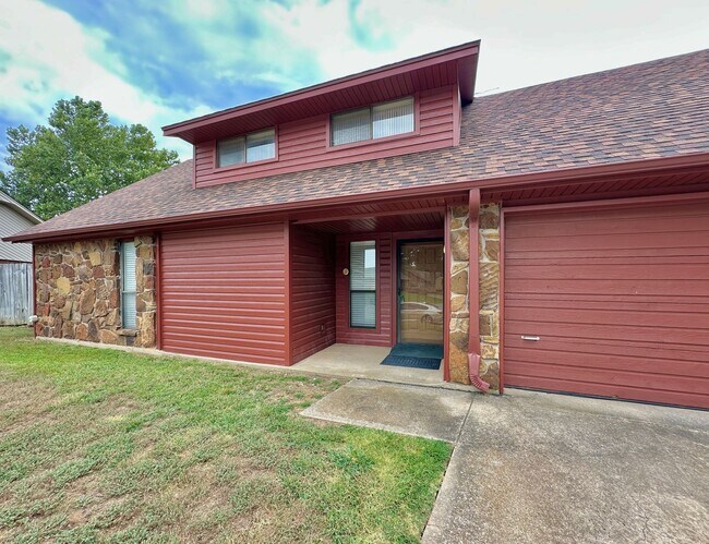 Primary Photo - 2502 NE Kingsbriar Pl