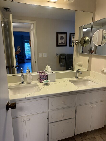 Double Vanity in Main Bedroom - 14 Turtle Creek Dr