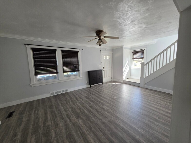 Building Photo - 1424 Swantek St