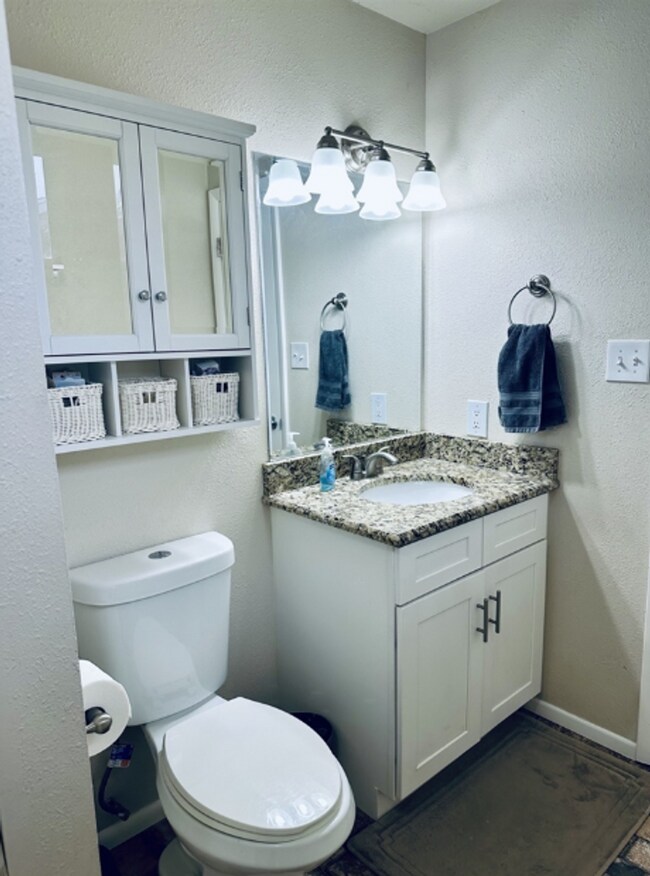 Building Photo - Charming Pet-Friendly Rental Available Now!