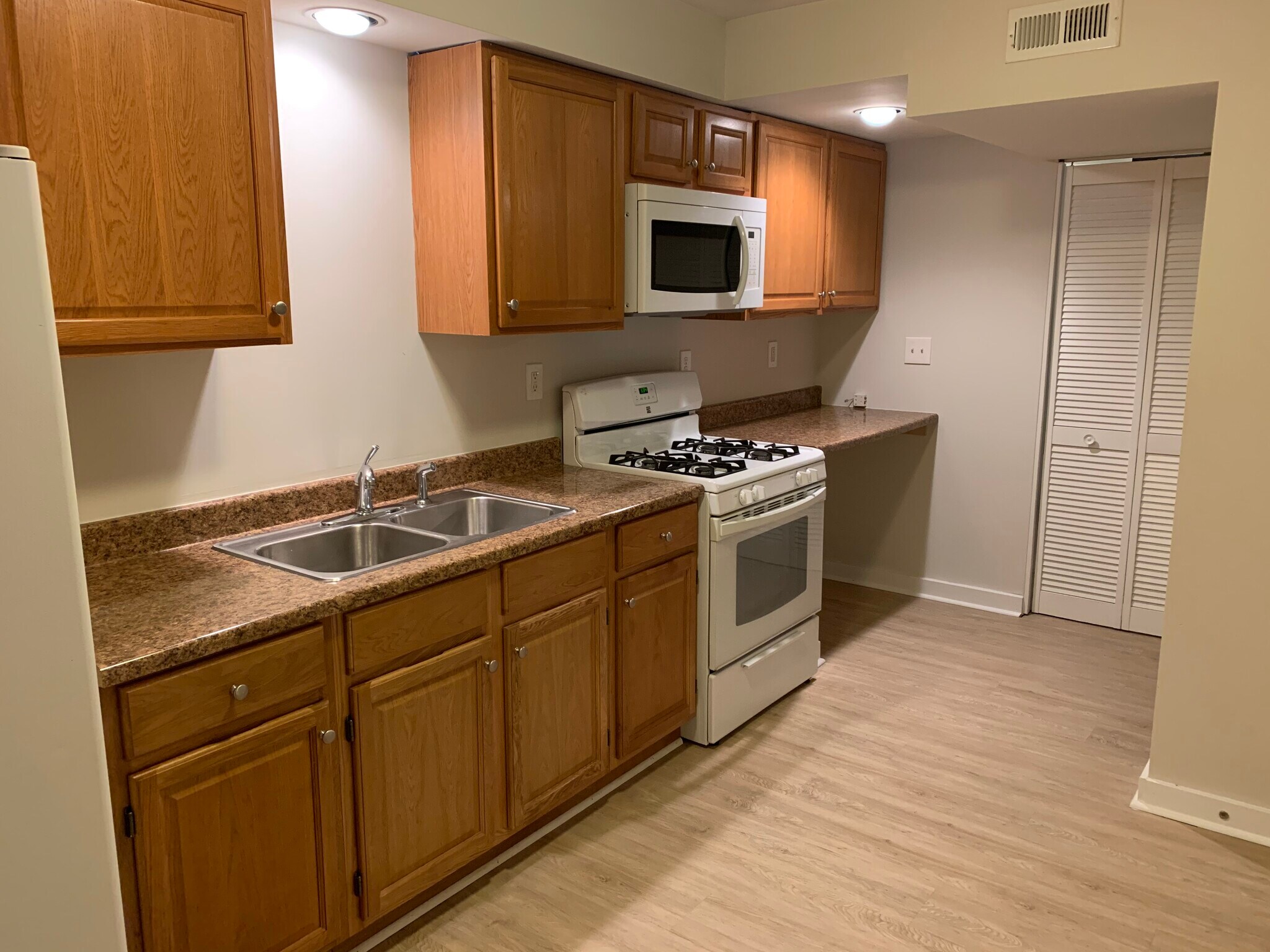 Kitchen - 281 Oak Dr