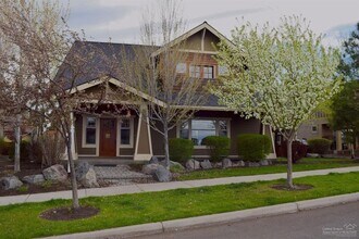 Building Photo - Large home on Awbrey Butte