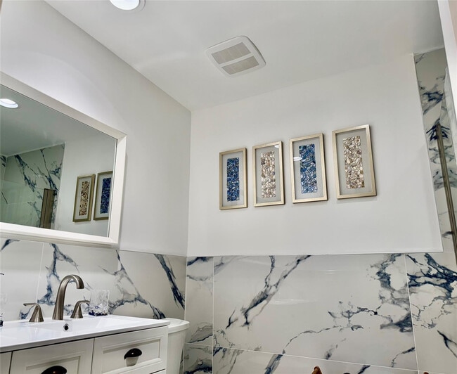 Building Photo - 1010 NE 8th Ave