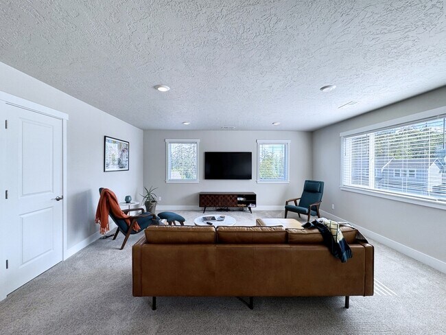 Building Photo - 2771 Cascara Dr
