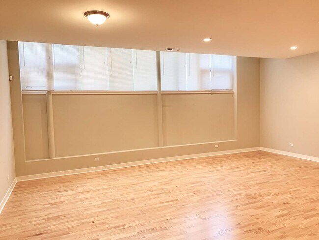 Building Photo - 6125 N Clark St