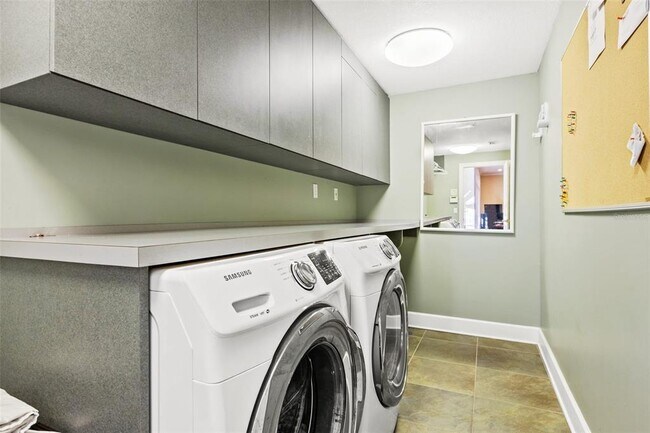 Building Photo - 6445 Renwick Cir