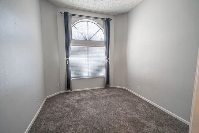 Building Photo - Santa Fe 2 Bedroom Condo for Rent!