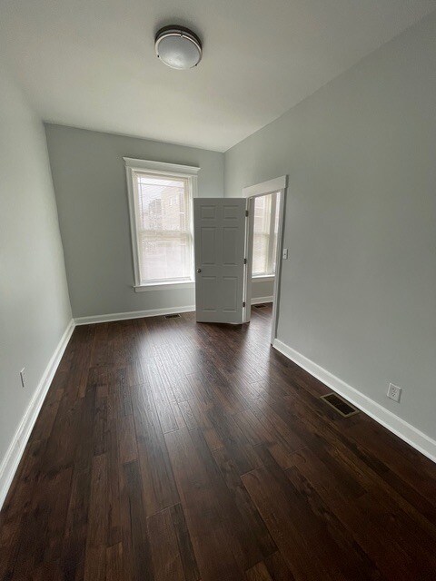 Building Photo - 916 W 68th St