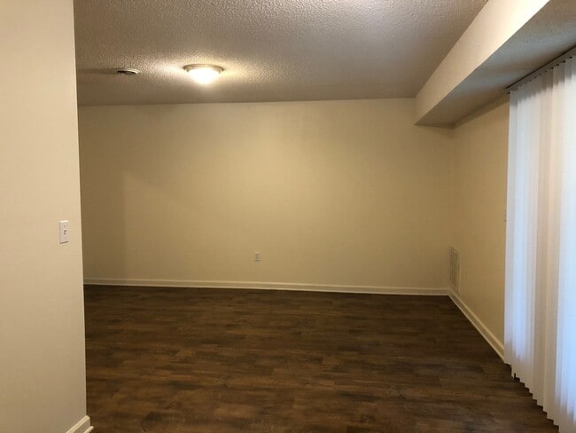 Building Photo - Great Location Black Mountain Apartment