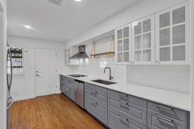 Building Photo - Spacious Poolside Condo!