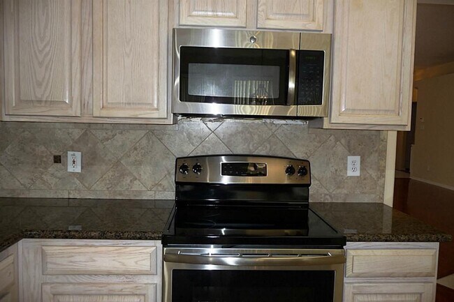 Building Photo - 211 Hartwood Ct