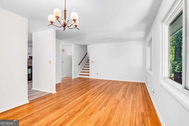 Building Photo - 2563 Beverly Hills Dr