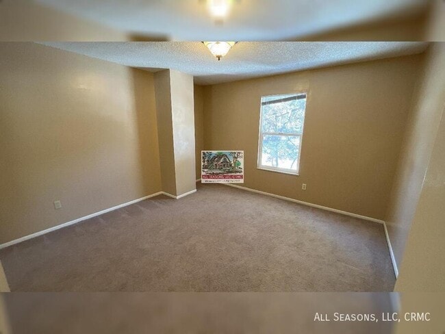 Building Photo - 1525 Spring Valley Dr