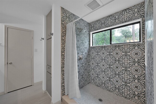 Building Photo - 2 Alladdin Ln