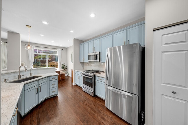 Building Photo - 1472 N Pinehurst Dr