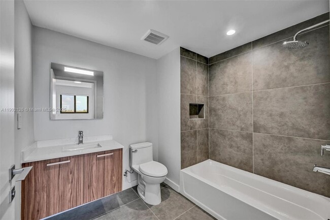 Building Photo - 840 NE 130th St