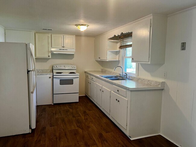 Building Photo - Inviting 3 Bed, 2 Bath Ranch