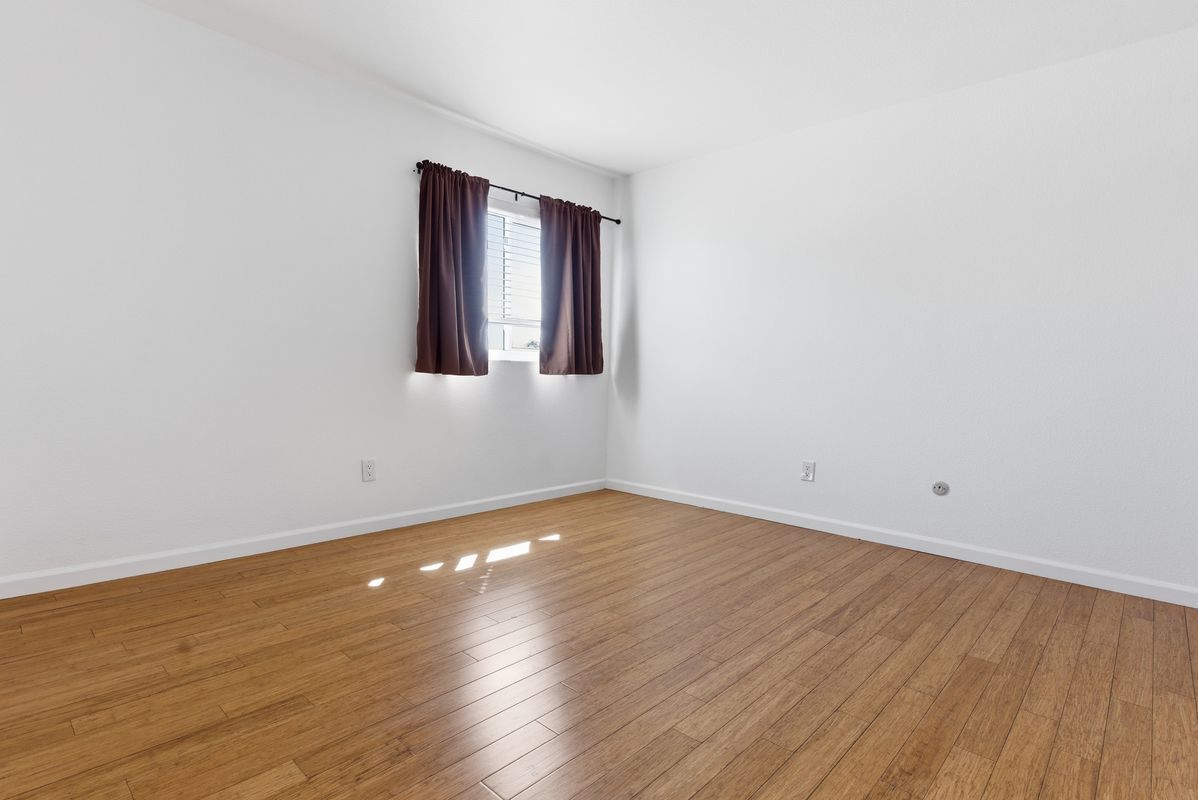 Building Photo - 1083 1/2 W Kensington Rd