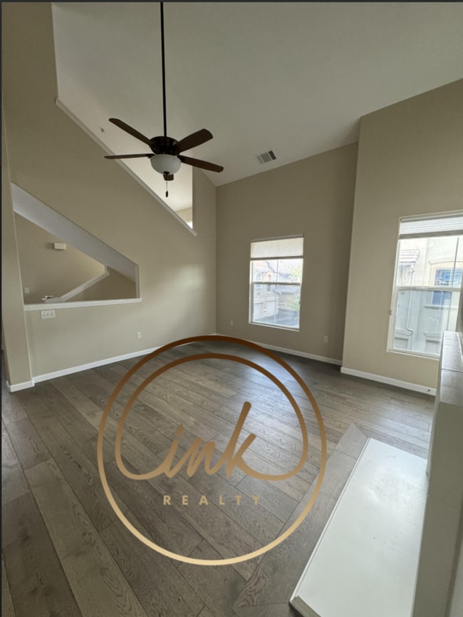Building Photo - Beautifully remodeled townhouse