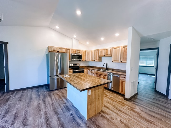 Building Photo - 3 Bed | 2 Bath Twin Bridges Home with Attached Garage