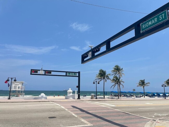 Building Photo - 3000 Riomar St