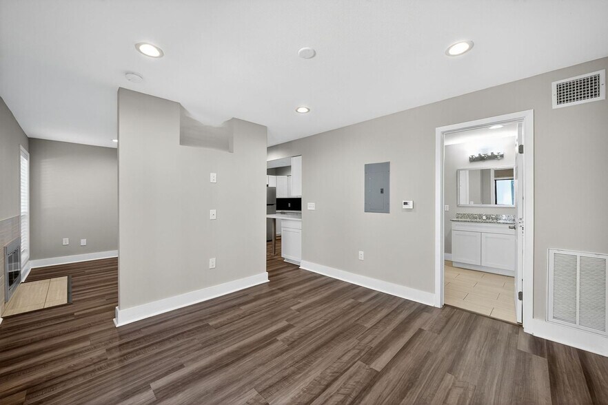 Building Photo - 935 La Posada Dr