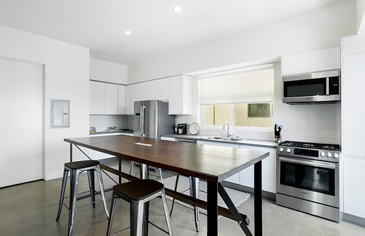 Building Photo - 2496 S CENTINELA Ave