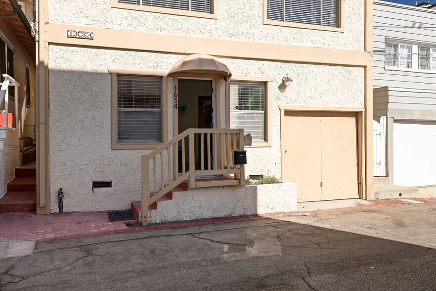 Building Photo - 1634 Bayview Dr