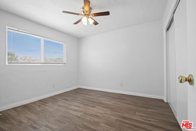 Building Photo - 115 N Oak St