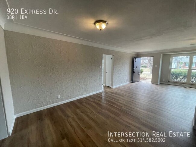 Building Photo - 920 Express Dr