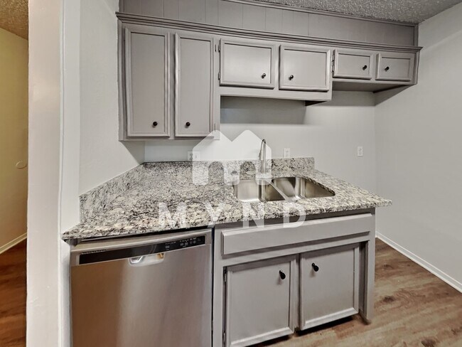 Building Photo - 1303 1/2 Berry Dr Apt A