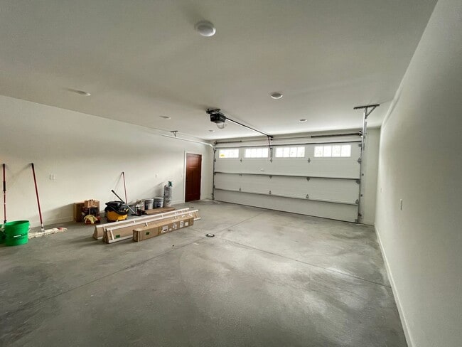 Building Photo - AVAILABLE AUGUST- 3 Bed 2 Bath Townhome In...