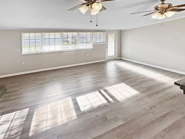 Building Photo - 1707 Buena Vista Cir SE