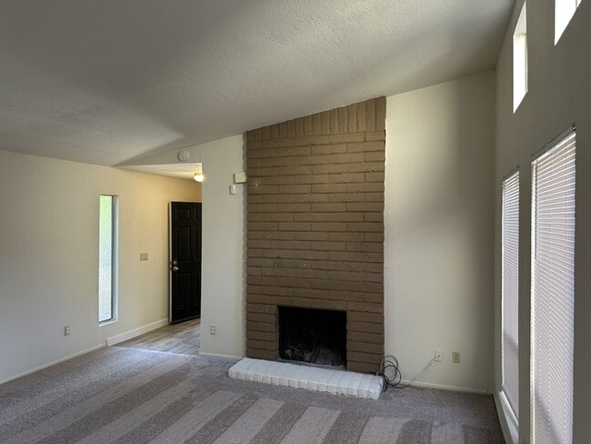 Building Photo - Stockton 2 Bedroom 1 Bathroom Duplex