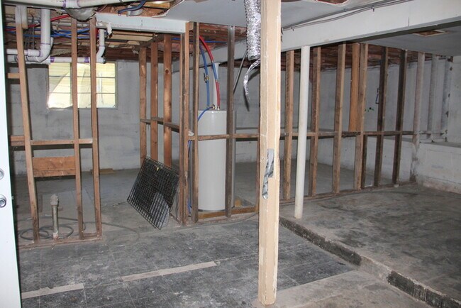 Building Photo - Donelson - Updated 2 bedroom 1 bath - tons of parking & storage!