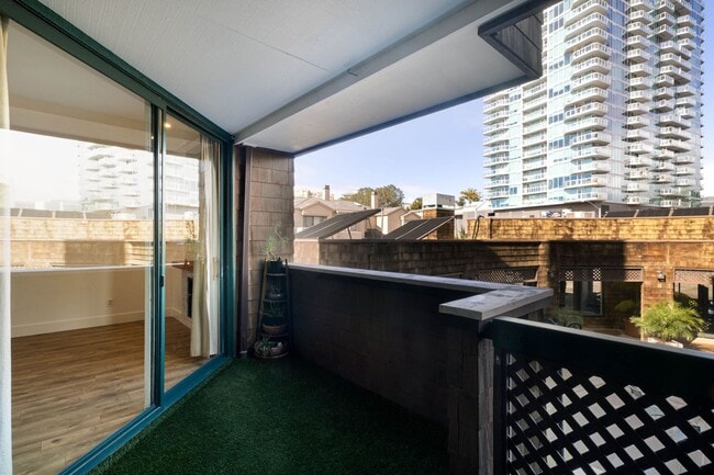 Building Photo - Beautiful 1 bedroom, 1 bath condo in La Jolla