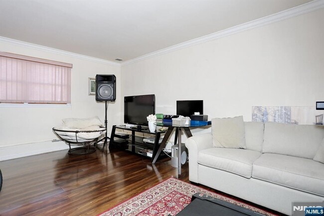 Building Photo - 173 Willowdale Ave