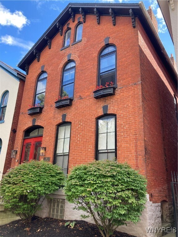 Primary Photo - 58 Tracy St