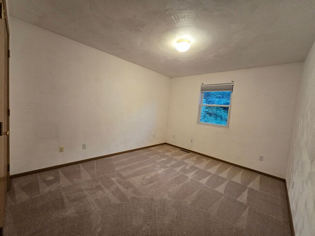 Building Photo - Large 3 Bedroom Townhouse in Burrell Schoo...