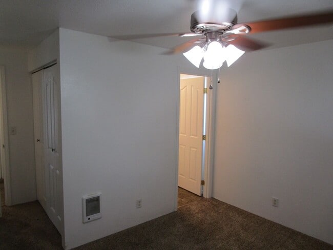 Building Photo - End Unit in Triplex Near Golf Course on Cu...