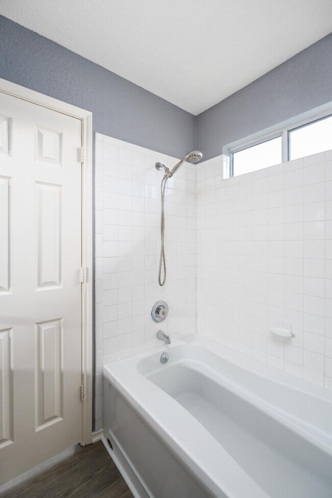 Building Photo - Stylish 3-Bed, 2-Bath Retreat with 1,061 S...
