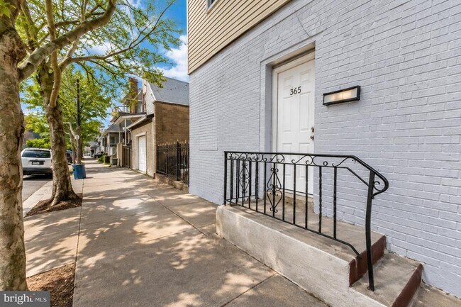 Building Photo - 565 Lamberton St
