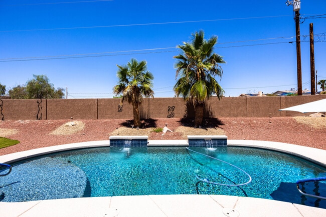 Building Photo - 3161 Newport Dr