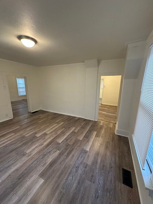 Building Photo - RD1118