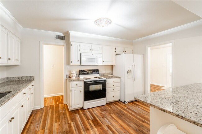 Building Photo - 3 Bedroom Home in Convenient Location