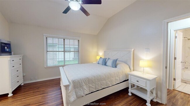 Building Photo - 810 Camellia Ct