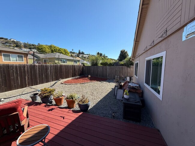 Building Photo - 2069 Horne St