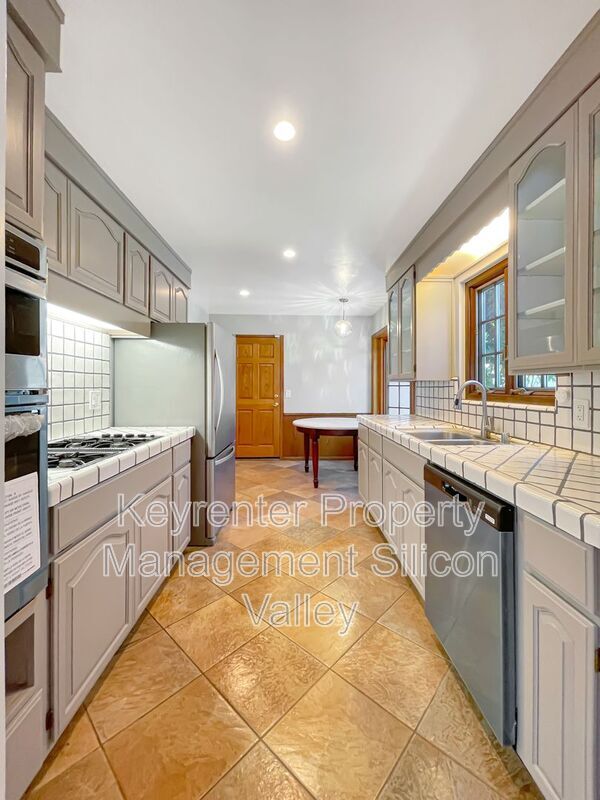 Building Photo - 373 Redwood Ave
